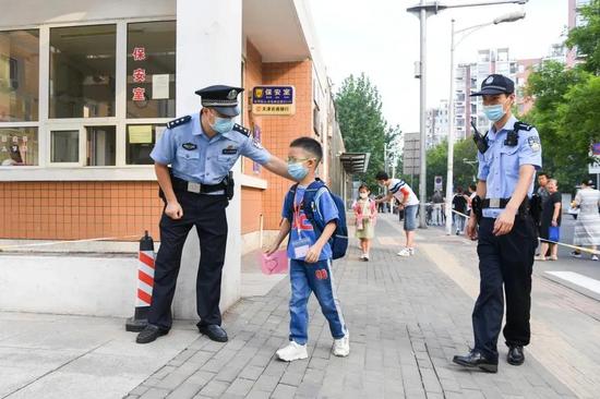 开学季，看天津公安护送神兽归笼啦